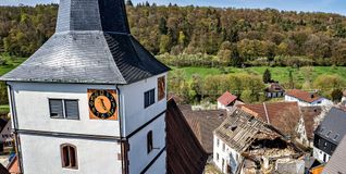Das Gemeindehaus neben der evangelischen Kirche in Döffingen wird derzeit abgerissen. Dort entsteht ein Neubau. Bild: Richter